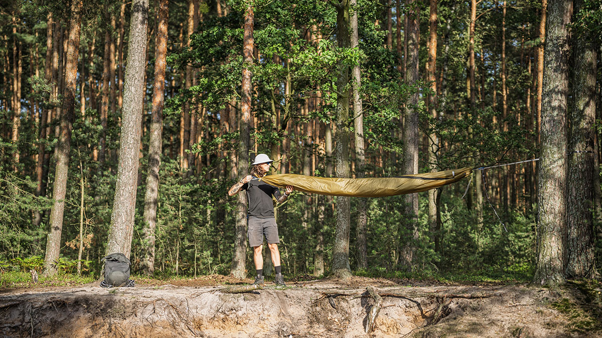 LARVA to obszerny pokrowiec mieszczący cały zestaw biwakowy